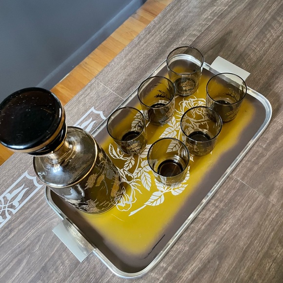 Dark Glass Decanter with 6 Glasses. Gold Bear and Tree Design. - Picture 6 of 6